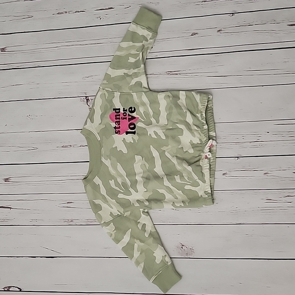 Old Navy Other - Camo "Stand For Love" 🩷